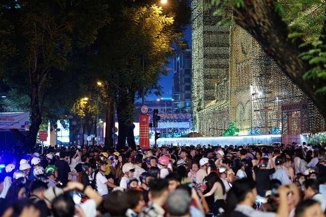 Hà Nội: Đường phố kẹt cứng, người dân đổ xô đi đón Giáng Sinh- Ảnh 9.