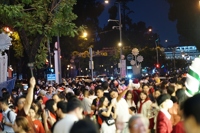 Hà Nội: Đường phố kẹt cứng, người dân đổ xô đi đón Giáng Sinh- Ảnh 8.