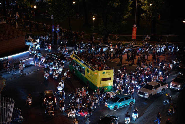 Hà Nội: Đường phố kẹt cứng, người dân đổ xô đi đón Giáng Sinh- Ảnh 5.