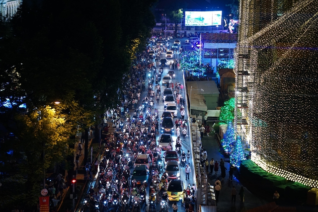 Hà Nội: Đường phố kẹt cứng, người dân đổ xô đi đón Giáng Sinh- Ảnh 7.