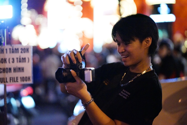 
TP.HCM bất ngờ đổ mưa đ&ecirc;m Noel: Những khoảnh khắc tr&aacute;i ngược giữa phố- Ảnh 26.