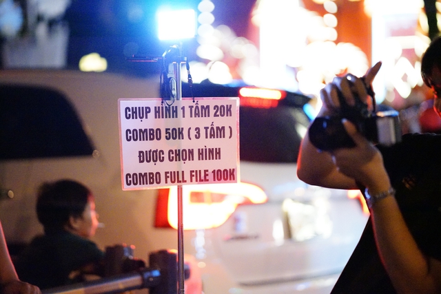 
TP.HCM bất ngờ đổ mưa đ&ecirc;m Noel: Những khoảnh khắc tr&aacute;i ngược giữa phố- Ảnh 25.