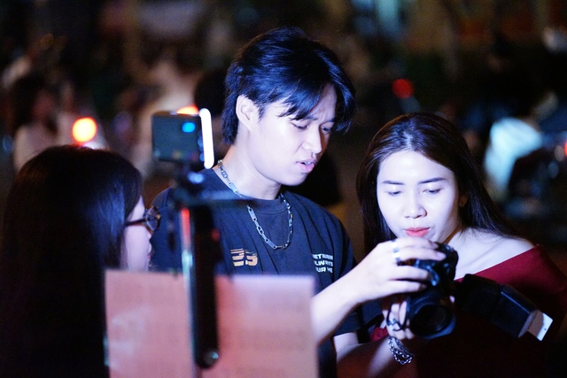 
TP.HCM bất ngờ đổ mưa đ&ecirc;m Noel: Những khoảnh khắc tr&aacute;i ngược giữa phố- Ảnh 27.