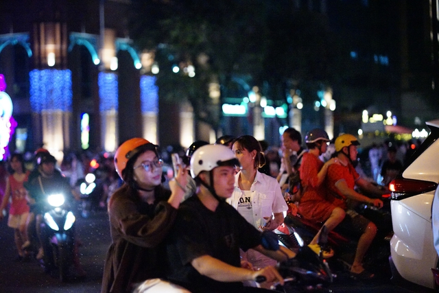 
TP.HCM bất ngờ đổ mưa đ&ecirc;m Noel: Những khoảnh khắc tr&aacute;i ngược giữa phố- Ảnh 32.