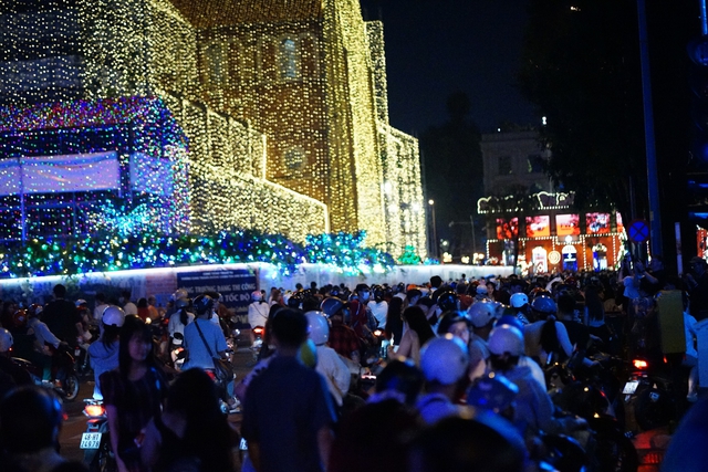 
TP.HCM bất ngờ đổ mưa đ&ecirc;m Noel: Những khoảnh khắc tr&aacute;i ngược giữa phố- Ảnh 35.