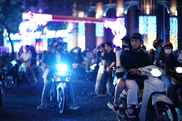 
TP.HCM bất ngờ đổ mưa đ&ecirc;m Noel: Những khoảnh khắc tr&aacute;i ngược giữa phố- Ảnh 34.