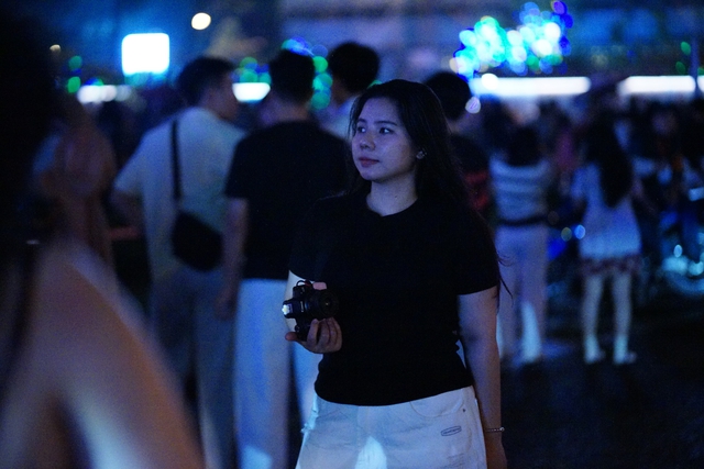 
TP.HCM bất ngờ đổ mưa đ&ecirc;m Noel: Những khoảnh khắc tr&aacute;i ngược giữa phố- Ảnh 33.