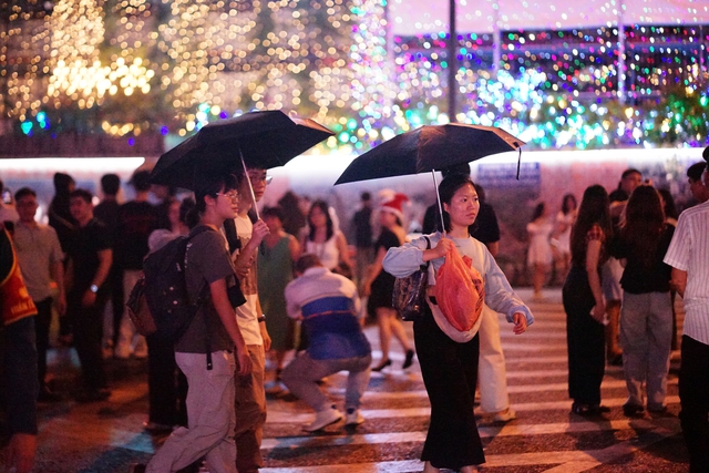 
TP.HCM bất ngờ đổ mưa đ&ecirc;m Noel: Những khoảnh khắc tr&aacute;i ngược giữa phố- Ảnh 31.