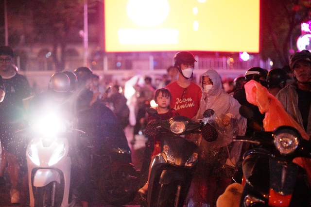 
TP.HCM bất ngờ đổ mưa đ&ecirc;m Noel: Những khoảnh khắc tr&aacute;i ngược giữa phố- Ảnh 30.