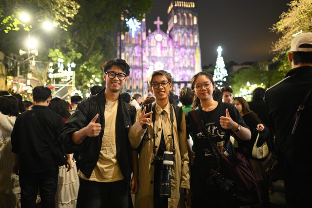 Đ&ecirc;m Noel 24/12: X&oacute;m đạo n&ocirc; nức người xe, Nh&agrave; thờ Đức B&agrave; đ&ocirc;ng đ&uacute;c du kh&aacute;ch x&iacute; chỗ chụp h&igrave;nh- Ảnh 42.