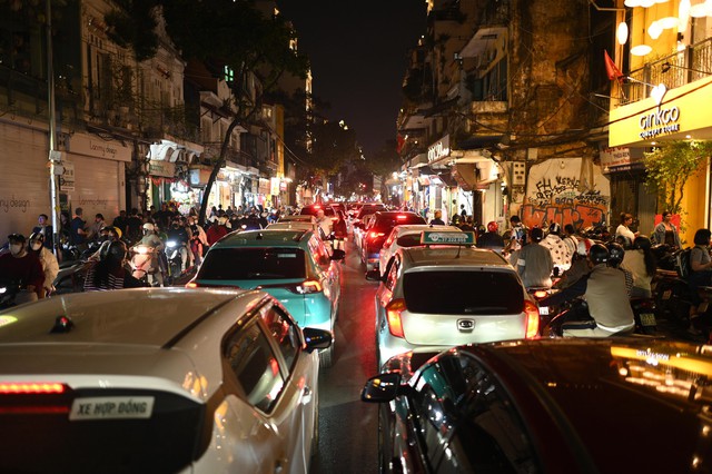 Hà Nội: Đường phố kẹt cứng, người dân đổ xô đi đón Giáng Sinh- Ảnh 17.