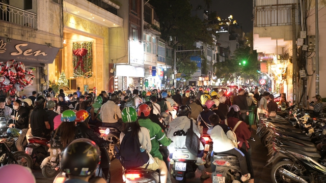 Hà Nội: Đường phố kẹt cứng, người dân đổ xô đi đón Giáng Sinh- Ảnh 14.