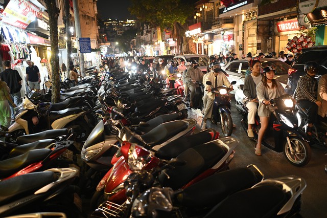 Hà Nội: Đường phố kẹt cứng, người dân đổ xô đi đón Giáng Sinh- Ảnh 16.