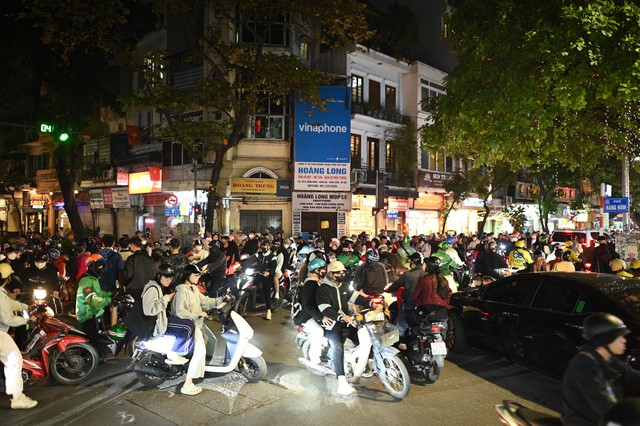 Hà Nội: Đường phố kẹt cứng, người dân đổ xô đi đón Giáng Sinh- Ảnh 15.