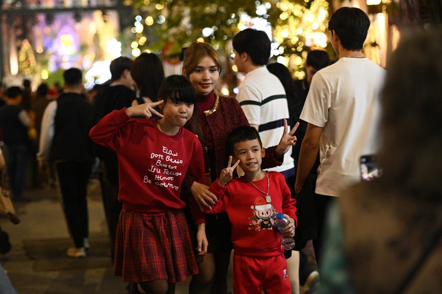 
TP.HCM bất ngờ đổ mưa đ&ecirc;m Noel: Những khoảnh khắc tr&aacute;i ngược giữa phố- Ảnh 21.