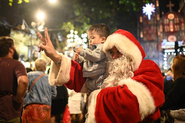 
TP.HCM bất ngờ đổ mưa đ&ecirc;m Noel: Những khoảnh khắc tr&aacute;i ngược giữa phố- Ảnh 22.