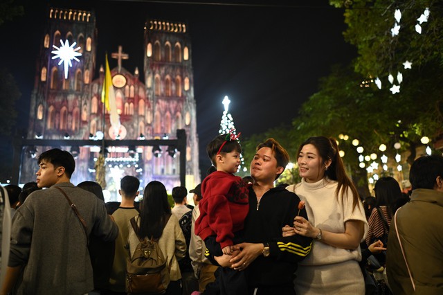 
TP.HCM bất ngờ đổ mưa đ&ecirc;m Noel: Những khoảnh khắc tr&aacute;i ngược giữa phố- Ảnh 20.