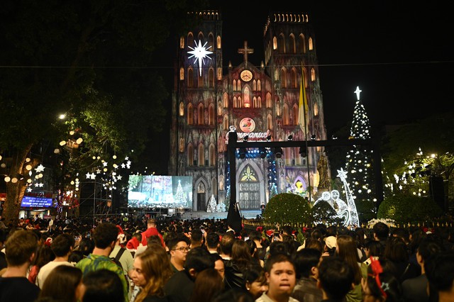 
TP.HCM bất ngờ đổ mưa đ&ecirc;m Noel: Những khoảnh khắc tr&aacute;i ngược giữa phố- Ảnh 18.