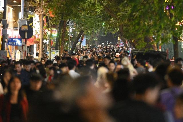 
TP.HCM bất ngờ đổ mưa đ&ecirc;m Noel: Những khoảnh khắc tr&aacute;i ngược giữa phố- Ảnh 19.