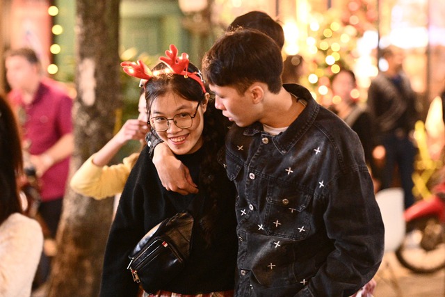 
TP.HCM bất ngờ đổ mưa đ&ecirc;m Noel: Những khoảnh khắc tr&aacute;i ngược giữa phố- Ảnh 23.