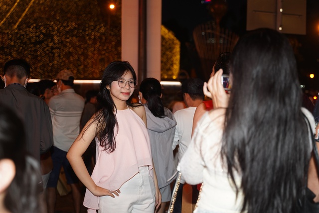 "Biển người" ùn ùn đổ về Nhà thờ Lớn Hà Nội và Nhà thờ Đức Bà TPHCM trong đêm Giáng sinh- Ảnh 38.