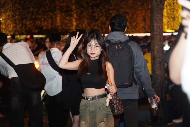 "Biển người" ùn ùn đổ về Nhà thờ Lớn Hà Nội và Nhà thờ Đức Bà TPHCM trong đêm Giáng sinh- Ảnh 39.