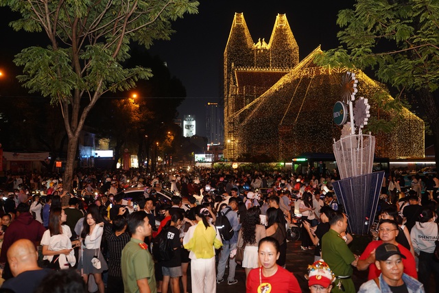 "Biển người" ùn ùn đổ về Nhà thờ Lớn Hà Nội và Nhà thờ Đức Bà TPHCM trong đêm Giáng sinh- Ảnh 36.