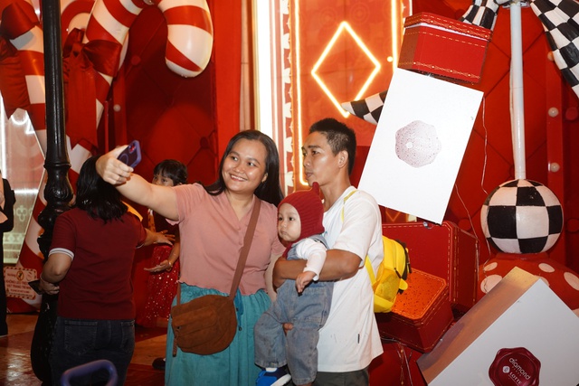 "Biển người" ùn ùn đổ về Nhà thờ Lớn Hà Nội và Nhà thờ Đức Bà TPHCM trong đêm Giáng sinh- Ảnh 37.