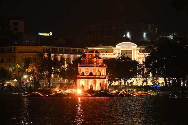 "Biển người" ùn ùn đổ về Nhà thờ Lớn Hà Nội và Nhà thờ Đức Bà TPHCM trong đêm Giáng sinh- Ảnh 40.