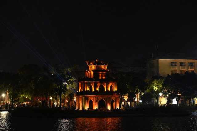 "Biển người" ùn ùn đổ về Nhà thờ Lớn Hà Nội và Nhà thờ Đức Bà TPHCM trong đêm Giáng sinh- Ảnh 41.