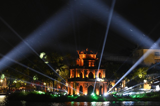 "Biển người" ùn ùn đổ về Nhà thờ Lớn Hà Nội và Nhà thờ Đức Bà TPHCM trong đêm Giáng sinh- Ảnh 42.