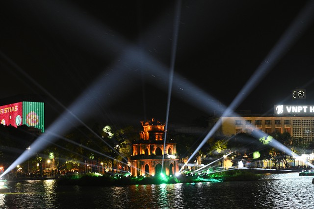 "Biển người" ùn ùn đổ về Nhà thờ Lớn Hà Nội và Nhà thờ Đức Bà TPHCM trong đêm Giáng sinh- Ảnh 43.