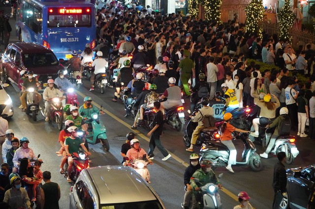 
TP.HCM bất ngờ đổ mưa đ&ecirc;m Noel: Những khoảnh khắc tr&aacute;i ngược giữa phố- Ảnh 29.