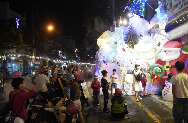 Đ&ecirc;m Noel 24/12: X&oacute;m đạo n&ocirc; nức người xe, Nh&agrave; thờ Đức B&agrave; đ&ocirc;ng đ&uacute;c du kh&aacute;ch x&iacute; chỗ chụp h&igrave;nh- Ảnh 18.