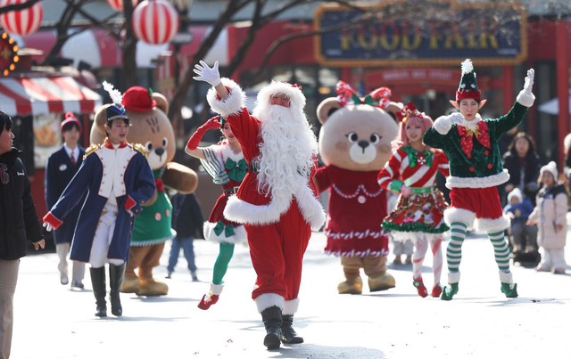 Không khí Giáng sinh trên toàn thế giới: Hoàng gia Anh là tâm điểm chú ý khi 3 nhóc tì xuất hiện cùng cha mẹ- Ảnh 20. Không khí Giáng sinh trên toàn thế giới: Hoàng gia Anh là tâm điểm chú ý khi 3 nhóc tì xuất hiện cùng cha mẹ- Ảnh 20.