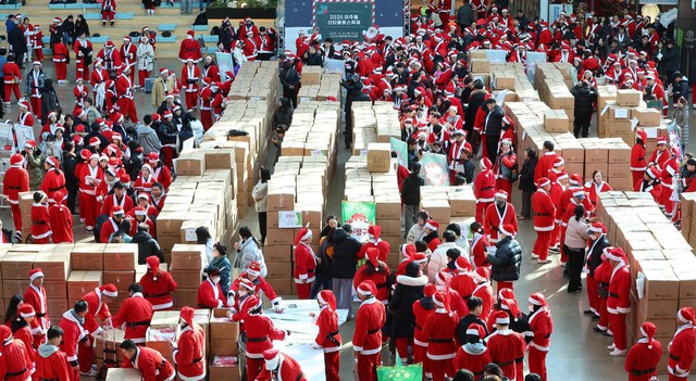 Không khí Giáng sinh trên toàn thế giới: Hoàng gia Anh là tâm điểm chú ý khi 3 nhóc tì xuất hiện cùng cha mẹ- Ảnh 21. Không khí Giáng sinh trên toàn thế giới: Hoàng gia Anh là tâm điểm chú ý khi 3 nhóc tì xuất hiện cùng cha mẹ- Ảnh 21.