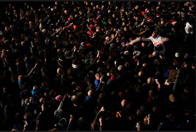 Noel 2025: Dạo một vòng thế giới xem không khí Giáng sinh đang diễn ra thế nào?- Ảnh 1.