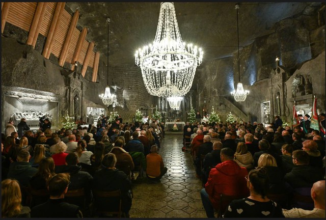 Noel 2025: Dạo một vòng thế giới xem không khí Giáng sinh đang diễn ra thế nào?- Ảnh 5.