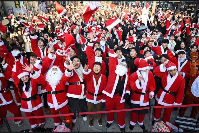 Noel 2025: Dạo một vòng thế giới xem không khí Giáng sinh đang diễn ra thế nào?- Ảnh 10.