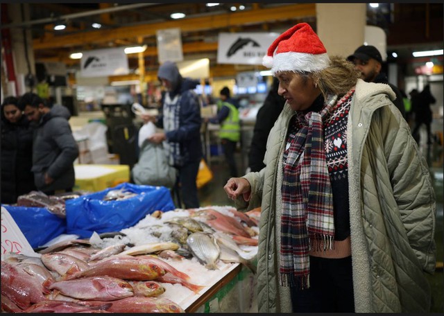 Noel 2025: Dạo một vòng thế giới xem không khí Giáng sinh đang diễn ra thế nào?- Ảnh 2.