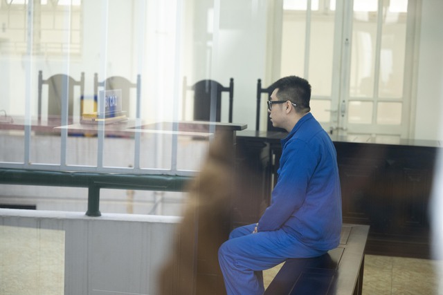 X&eacute;t xử người đ&agrave;n &ocirc;ng h&agrave;nh hung phụ nữ tại sảnh chung cư H&agrave; Nội: Bị c&aacute;o li&ecirc;n tục c&uacute;i gằm mặt tại t&ograve;a- Ảnh 4.