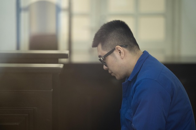 X&eacute;t xử người đ&agrave;n &ocirc;ng h&agrave;nh hung phụ nữ tại sảnh chung cư H&agrave; Nội: Bị c&aacute;o li&ecirc;n tục c&uacute;i gằm mặt tại t&ograve;a- Ảnh 2.