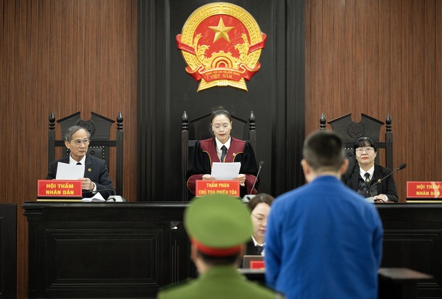 X&eacute;t xử người đ&agrave;n &ocirc;ng h&agrave;nh hung phụ nữ tại sảnh chung cư H&agrave; Nội: Bị c&aacute;o li&ecirc;n tục c&uacute;i gằm mặt tại t&ograve;a- Ảnh 5.