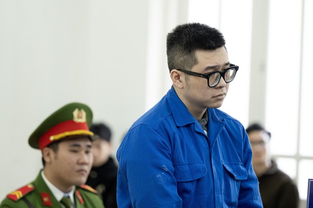 X&eacute;t xử người đ&agrave;n &ocirc;ng h&agrave;nh hung phụ nữ tại sảnh chung cư H&agrave; Nội: Bị c&aacute;o li&ecirc;n tục c&uacute;i gằm mặt tại t&ograve;a- Ảnh 3.