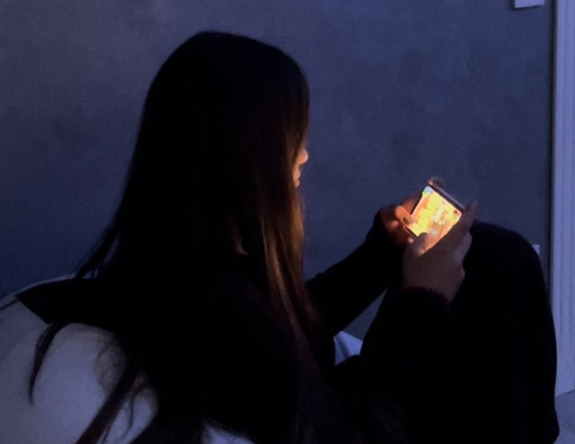 Cô gái trẻ mắc ung thư tuyến giáp, bác sĩ chỉ vào chiếc điện thoại và nói: "Nó là đồng phạm!"- Ảnh 1. Cô gái trẻ mắc ung thư tuyến giáp, bác sĩ chỉ vào chiếc điện thoại và nói: "Nó là đồng phạm!"- Ảnh 1.