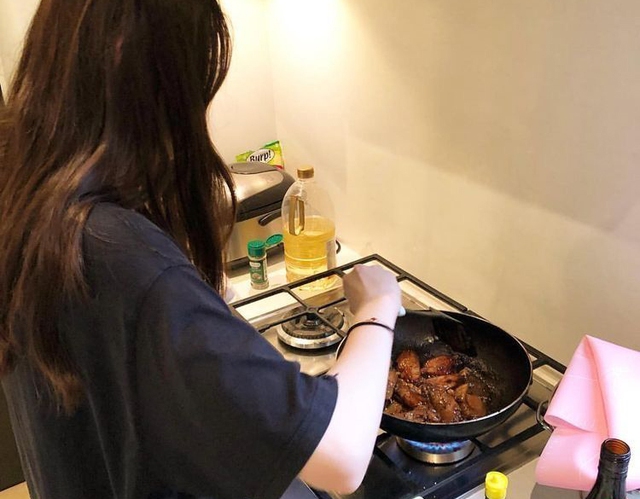 Nh&agrave; chật đến đ&acirc;u cũng ĐỪNG để 8 thứ n&agrave;y gần bếp nấu, dễ ch&aacute;y nổ c&ograve;n biến chất, ăn v&agrave;o như nuốt "ổ bệnh"- Ảnh 1.