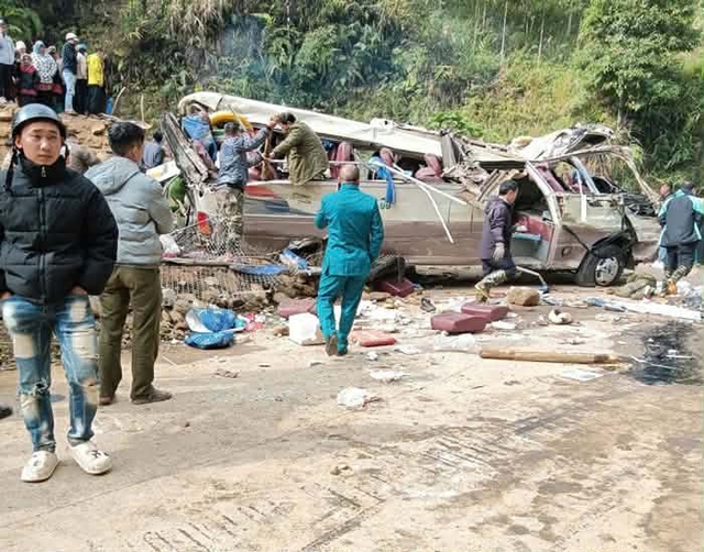 Danh t&iacute;nh 9 người bị thương trong vụ lật xe chở đo&agrave;n gi&aacute;o vi&ecirc;n từ H&agrave; Nội đi từ thiện ở L&agrave;o Cai- Ảnh 3.