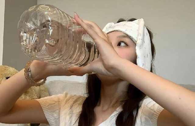 Cặp vợ chồng trẻ c&ugrave;ng mắc ung thư gan chỉ v&igrave; kiểu uống nước lọc nhiều người cho l&agrave; sạch- Ảnh 2.