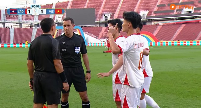 Đình Bắc lập cú đúp, U22 Việt Nam chật vật thắng Lào 2-1: Đường đến HCV SEA Games 33 đầy gian nan- Ảnh 3. Đình Bắc lập cú đúp, U22 Việt Nam chật vật thắng Lào 2-1: Đường đến HCV SEA Games 33 đầy gian nan- Ảnh 3.