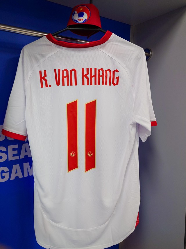 Diễn biến U22 Việt Nam vs Lào SEA Games 33: Thủ môn 1m93 bắt chính, sẵn sàng cho giấc mơ Vàng- Ảnh 3. Diễn biến U22 Việt Nam vs Lào SEA Games 33: Thủ môn 1m93 bắt chính, sẵn sàng cho giấc mơ Vàng- Ảnh 3.